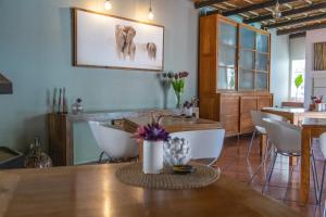 a dining room with a table and some chairs at Ballinderry, The Robertson Guest House in Robertson