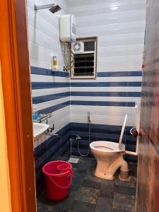 ein Badezimmer mit Toilette und Waschbecken in der Unterkunft Siya dormitory and rooms in Kolhapur
