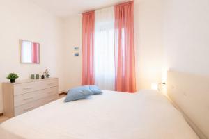 a bedroom with a large white bed and a window at Verdi Bilo Roseto Vacanza in Roseto degli Abruzzi