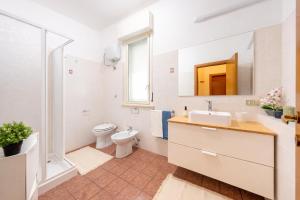 a bathroom with a toilet sink and a mirror at Verdi Bilo Roseto Vacanza in Roseto degli Abruzzi