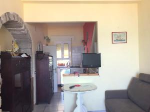 ein Wohnzimmer mit einem Sofa und einem Tisch in der Unterkunft La Musica del Mare in Isola Rossa