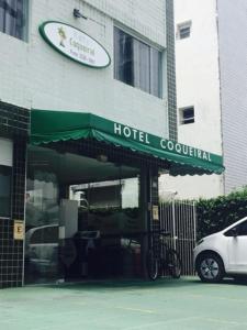 un hotel colonial con un coche aparcado delante de él en Hotel Coqueiral, en Recife