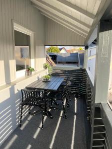 a patio with a table and chairs on a balcony at Heimbi Home No 2 I 4-5 Personen I Familienfreundlich I Balkon I Nähe EuropaPark I Parkplatz I E Ladestation in Schwanau