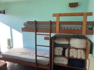 a bunk bedded room with a bunk bed with towels at Duplex Superbe Vue Montagne in La Bourboule