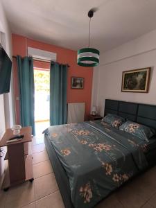a bedroom with a bed and a table at Johanna's apartment 2 in Preveza