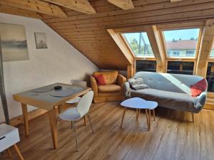 a living room with a couch and a table at Chagall - helles und gemütliches Appartement in Uninähe in Mainz