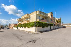 a building on the side of a street at Borgagne Apartment by BarbarHouse in Borgagne