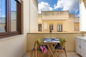 a small apartment balcony with a table and chairs at Borgagne Apartment by BarbarHouse in Borgagne +13 photos