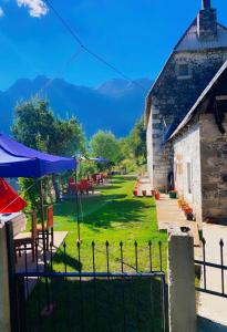 ein Garten mit Zaun und einem Gebäude in der Unterkunft The Eagle in Hardedaj