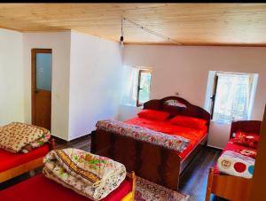ein kleines Zimmer mit zwei Betten und einer Couch in der Unterkunft The Eagle in Hardedaj