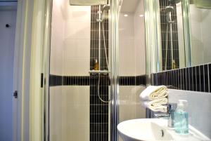 Ένα μπάνιο στο Spacious 2-Bedroom Apartments in Windsor