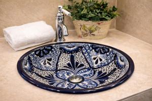 a blue and white sink in a bathroom at Casa Malinalco Hotel Boutique & Restaurante in Sotosalbos