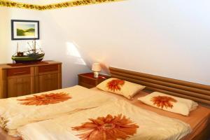 a bedroom with two beds with pillows on them at Ferienwohnung in Oevenum auf Foehr in Oevenum