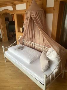 เตียงในห้องที่ Ferienwohnung Flohblick