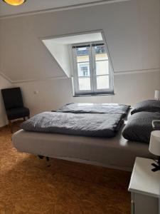 a bedroom with a bed with a window on it at Mosel-Cottage-Appartment in Briedern