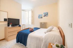 a bedroom with a bed and a television in it at Terrazza Verdi-Roseto Vacanza in Roseto degli Abruzzi