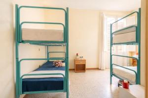 a bedroom with two bunk beds in a room at Terrazza Verdi-Roseto Vacanza in Roseto degli Abruzzi