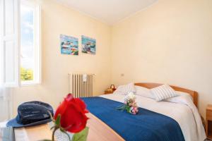 a bedroom with a bed with a blue blanket at Terrazza Verdi-Roseto Vacanza in Roseto degli Abruzzi