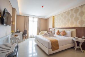 Una cama o camas en una habitación de Prima In Hotel Malioboro