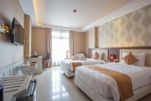 Una cama o camas en una habitación de Prima In Hotel Malioboro