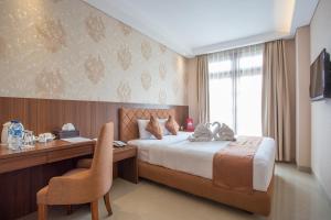 Una cama o camas en una habitación de Prima In Hotel Malioboro