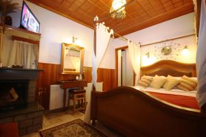 Uma cama ou camas num quarto em Archontiko Metsovou Luxury Boutique Hotel