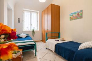 a room with two beds and a window at Piazza Verdi-Roseto Vacanza in Roseto degli Abruzzi