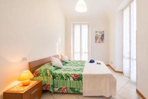 a bedroom with a bed and a table with a lamp at Piazza Verdi-Roseto Vacanza in Roseto degli Abruzzi