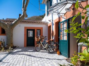two bikes parked in front of a house at L'Intemporel in Saint-Cyr-sur-Mer
