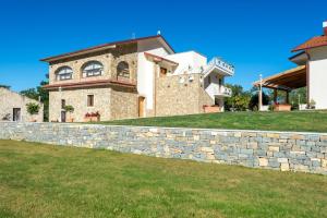 a stone retaining wall in front of a house at B&B Fonte Silente in Roccadaspide