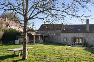 a park bench in front of a house at Maison Saizy in Monceaux-le-Comte