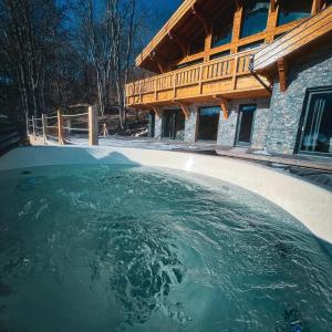a pool of water in front of a house at A Páholy - Grand Chalet Mátra in Mátraszentimre