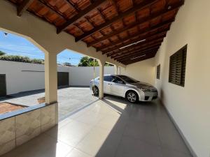 a car parked in the garage of a house at Casa aconchegante com 2 quartos, próximo ao Centro, UFU, Center Shopping e Convention, Hospitais e Aeroporto in Uberlândia