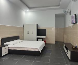 a bedroom with a bed and a tv in it at Tú Nguyên Motel in Ban Beng
