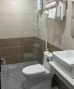 a bathroom with a toilet and a sink at Tú Nguyên Motel in Ban Beng