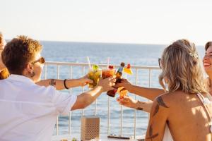 a group of people drinking cocktails on a cruise ship at Villa Santo Tomas - Gabriela in Santo Tomás