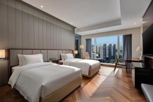 two beds in a hotel room with a view at Crowne Plaza Taizhou by IHG in Taizhou +62 photos