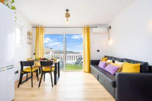 a living room with a couch and a table at Happy Home by Olax Rentals in Callao Salvaje