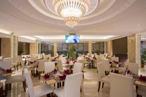 Un restaurant u otro lugar para comer en Prima In Hotel Malioboro