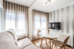 a living room with a table and a tv at Polán Living | New Apartment - B in Polán