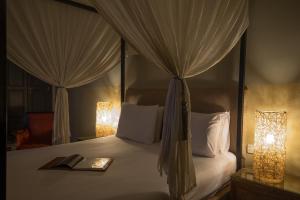 Postel nebo postele na pokoji v ubytování Riad Utopia Suites And Spa