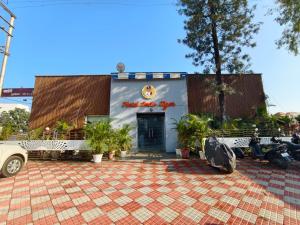 a building with a motorcycle parked in front of it at Hotel Indo Tiger by RawatHospitality in Tembhuida