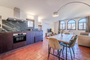 a kitchen and living room with a table and chairs at Flateli Santa Clara 31 in Girona