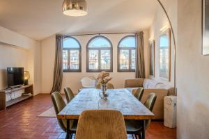 a dining room with a table and chairs and a couch at Flateli Santa Clara 31 in Girona