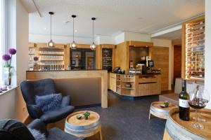 a room with a bar with a bottle of wine at Wiedemann's Weinhotel in Sankt Martin