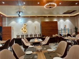 a restaurant with tables and chairs in a room at Hotel Indo Tiger by RawatHospitality in Tembhuida