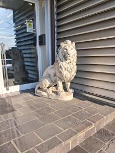 a statue of a lion in front of a house at Hotel Villa Reale in Noventa Padovana