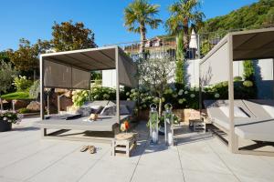 a house with two beds and a patio at Wiedemann's Weinhotel in Sankt Martin