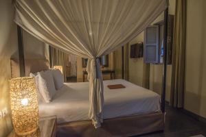 Postel nebo postele na pokoji v ubytování Riad Utopia Suites And Spa
