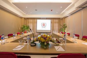 El área de trabajo o centro de convenciones de Prima In Hotel Malioboro